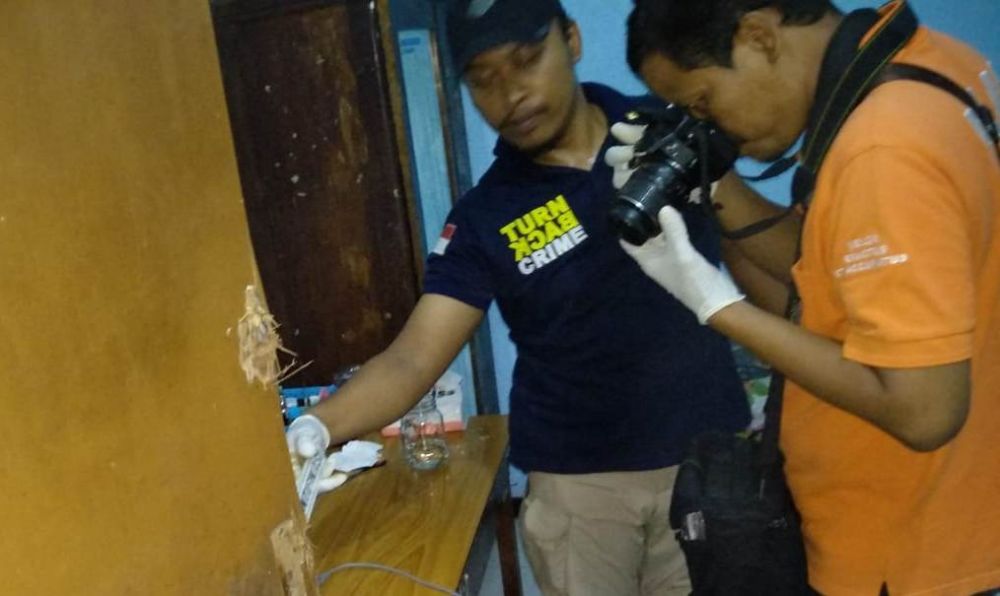 Tim Inafis Polrestabes Surabaya melakukan olah TKP di kamar kos mahasiswi yang tewas gantung diri