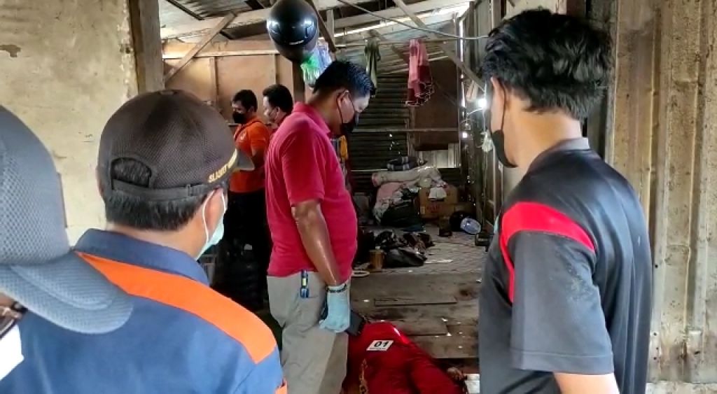 Tim inafis Polrestabes Surabaya melakukan olah TKP penemuan mayat wanita di Gununganyar.