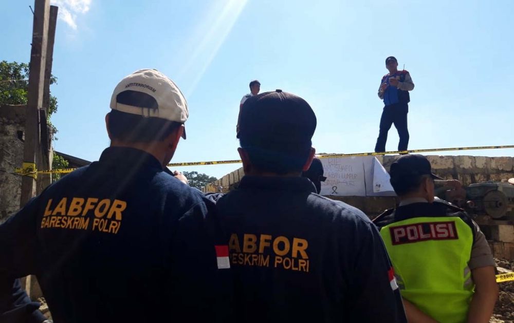 Tim Labfor Mabes Polri Cabang Surabaya saat berada di TKP penampungan lumpul yang jebol