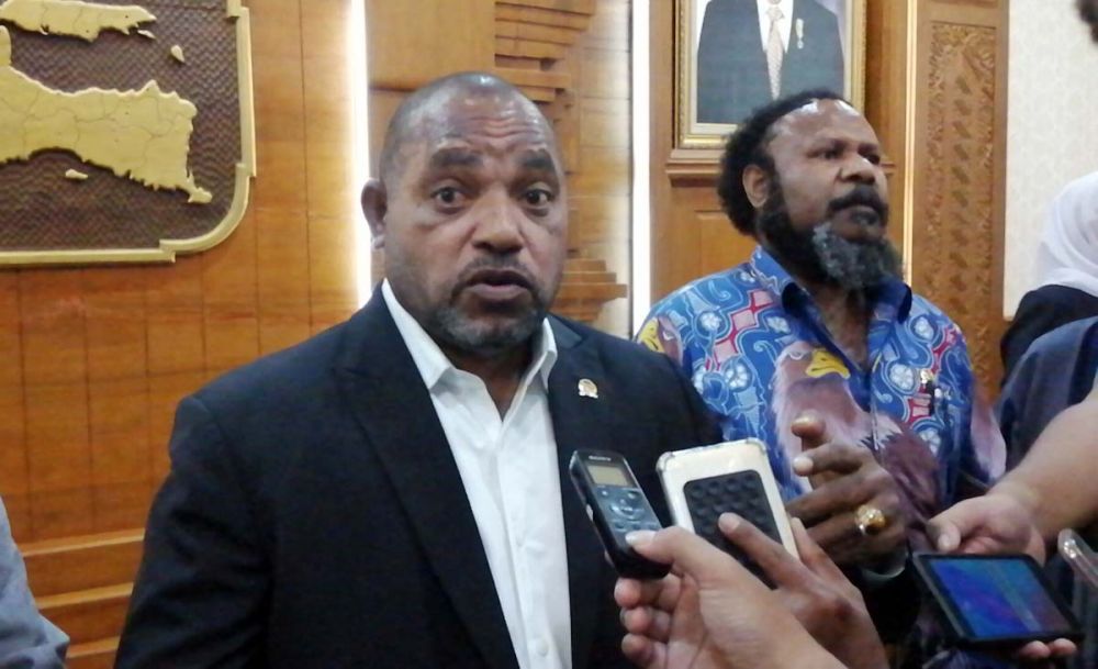 Anggota Komisi X DPR RI Jimmy Demianus Ijie yang sekaligus Tim Pamantau Otsus di Gedung Negara Grahadi Surabaya