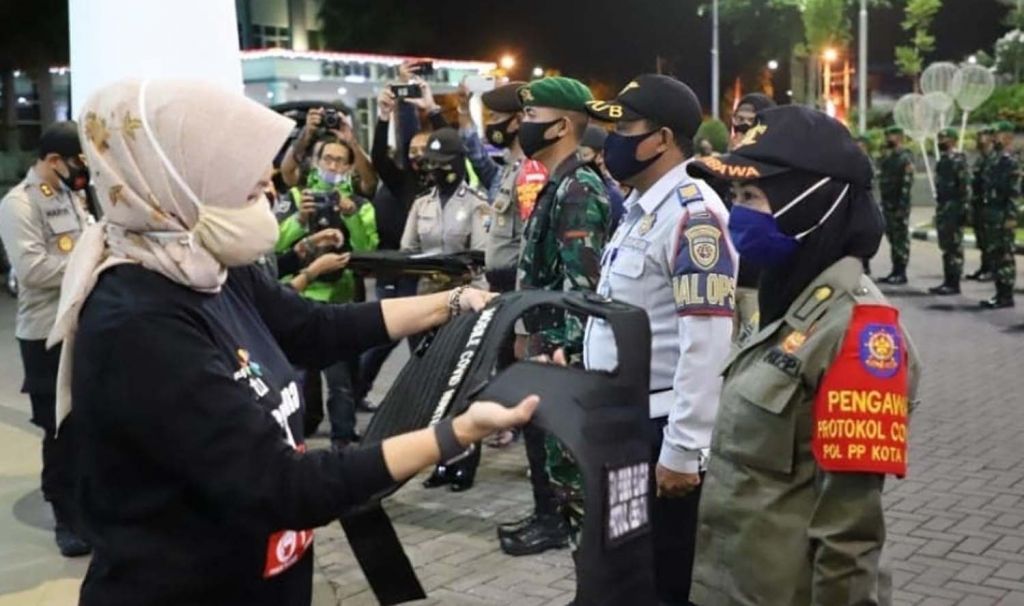 Wali Kota Batu Dewanti Rumpoko saat memberangkatkan Tim Pemburu Pelanggar Protokol Kesehatan