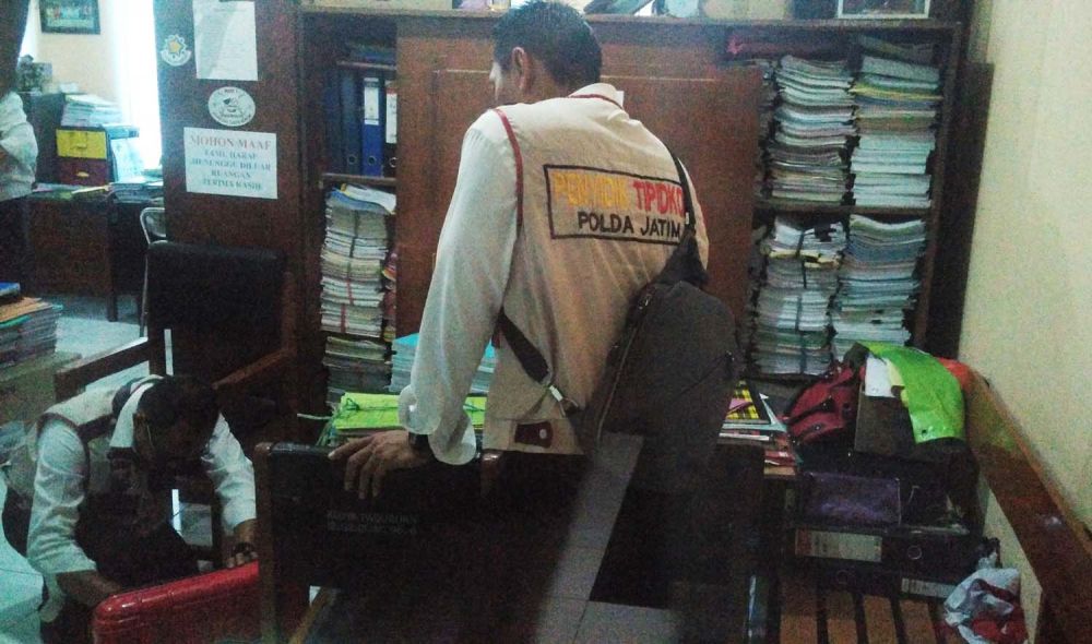 Penyidik Subdit Tipidkor Ditreskrimsus Polda Jatim menggeledah Kantor Dinas Pendidikan Kota Pasuruan
