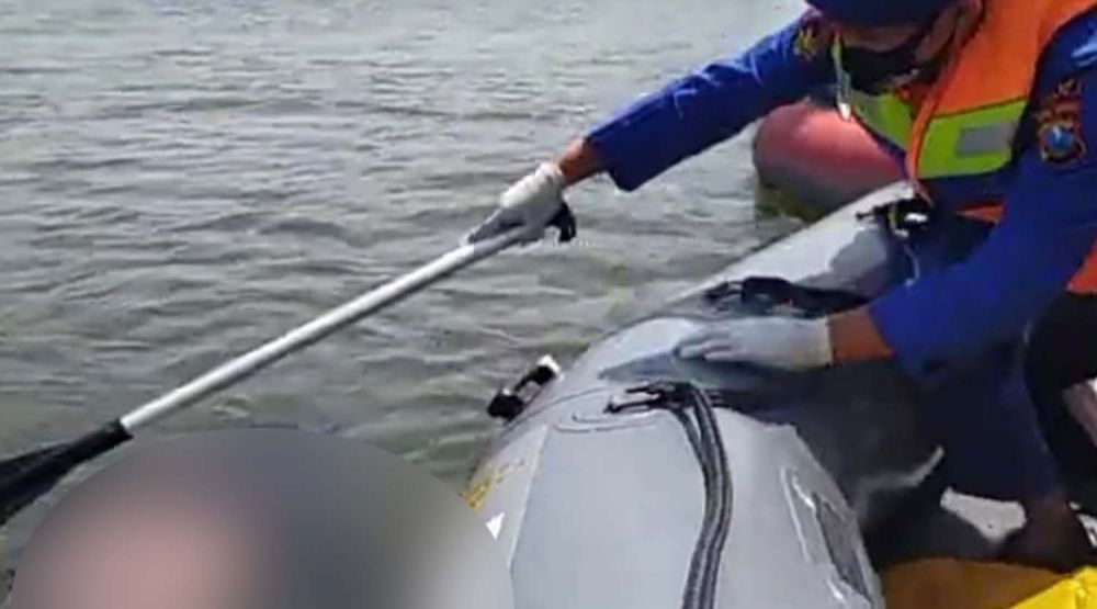 Proses evakuasi jasad pria pemilik motor yang ditemukan di Jembatan Manyar, Gresik