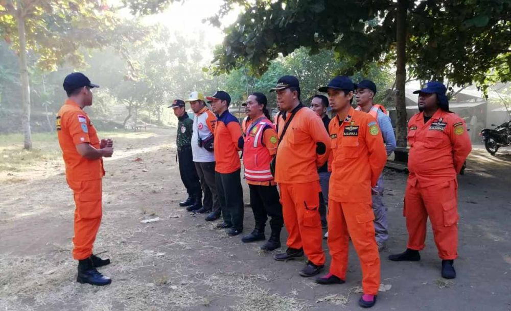 Tim SAR melakukan konsolidasi di Pantai Pangi Blitar sebelum melakukan pencarian dua korban hilang