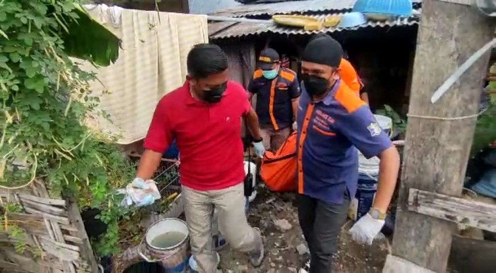 Polisi mengevakuasi jenazah korban diduga pembunuhan di Gununganyar, Surabaya.