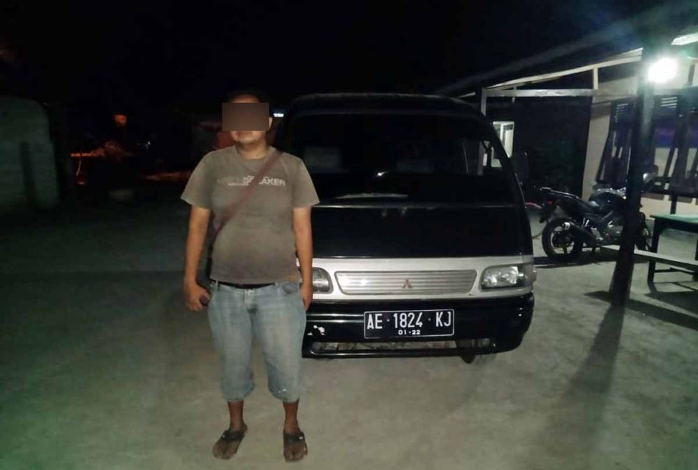 Pengemudi yang menimbun BBM bersubsidi di dalam mobil, diamankan di Mapolsek Kedunggalar, Ngawi