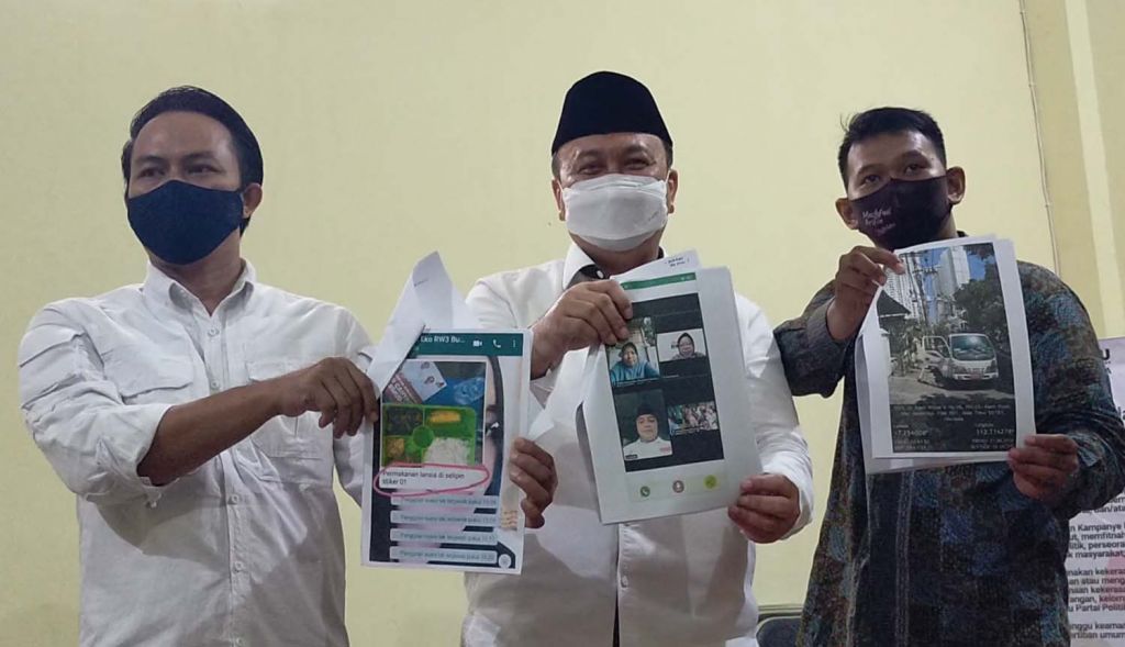 Timses MA-Mujiaman saat melapor ke Bawaslu Surabaya