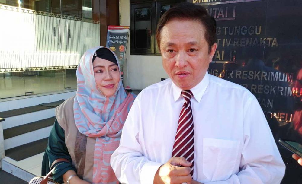 Titik Purnomosasi (kiri) dan kuasa hukumnya, Ferry Juan di Polda Jatim