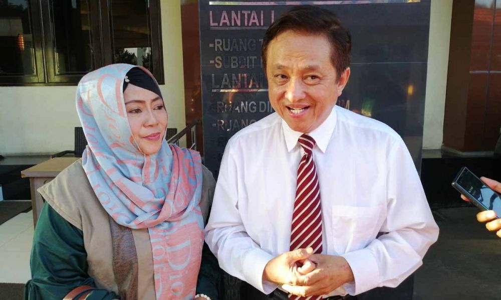 Titik Purnomosasi (kiri) bersama kuasa hukumnya, Ferry Juan di Mapolda Jatim