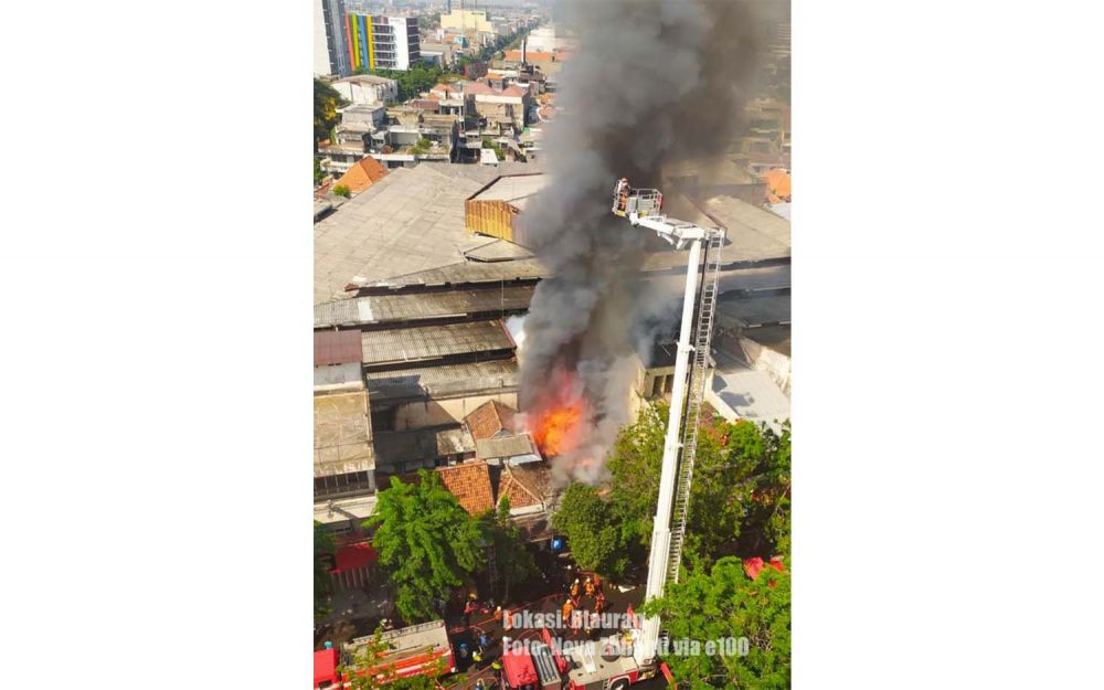 Unit bronto skylift memadamkan api yang membakar toko elektronik di Surabaya (Foto: Twitter Radio Suara Surabaya @e100ss)