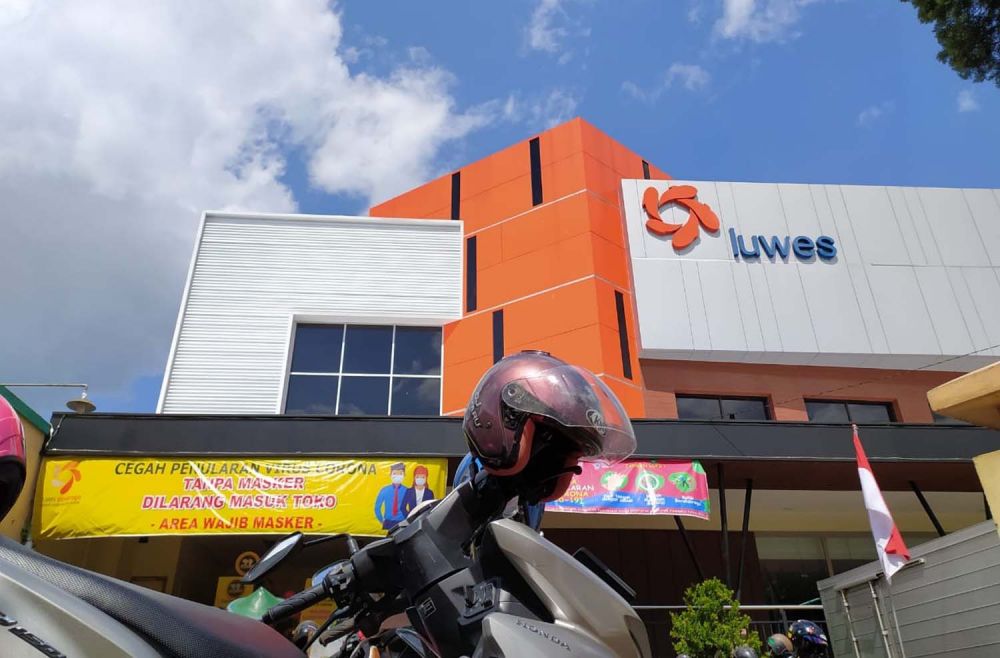 Toko modern Luwes Ponorogo