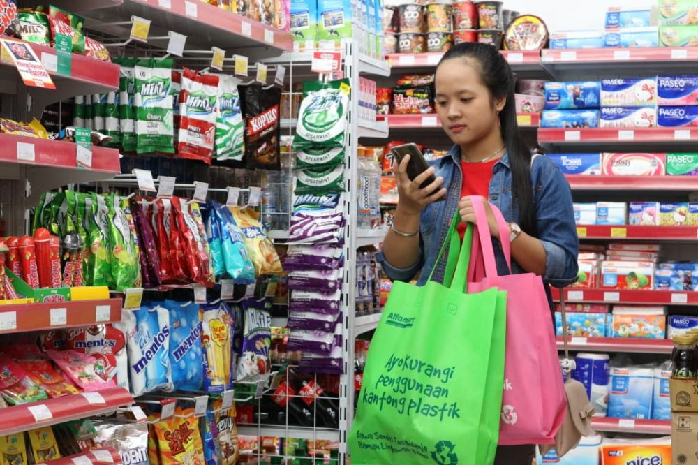 Aktivitas pembeli di salah satu toko modern di Surabaya (Foto: Fajar Mujianto/jatimnow.com)