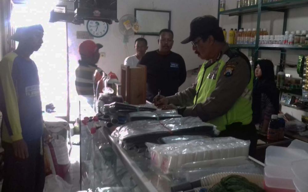 Polisi melakukan pendataan di toko pertanian yang dibobol pencuri