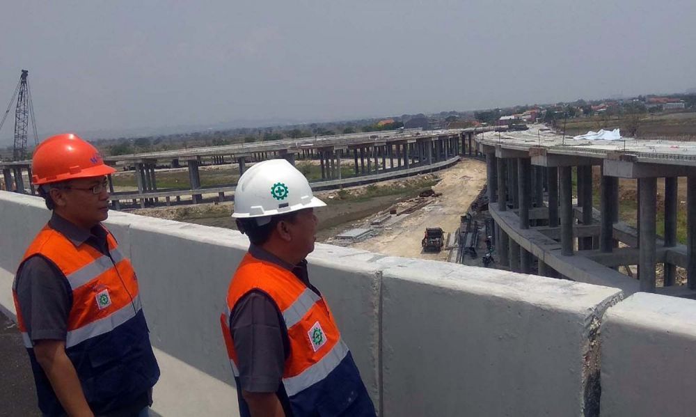 Agus Santoso (kanan), Kepala Proyek Jalan Tol KLBM meninjau progres pembangunan di Legundi-Bunder, Kamis (21/11/2019)