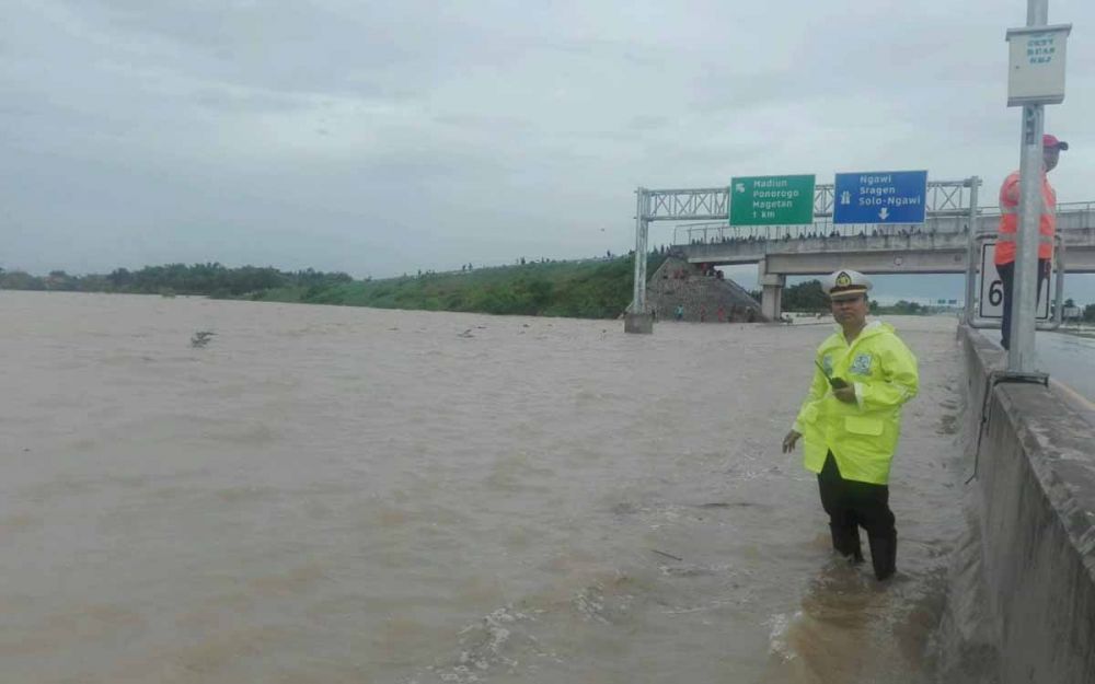 Jalan Tol Madiun KM 604-603 terendam banjir
