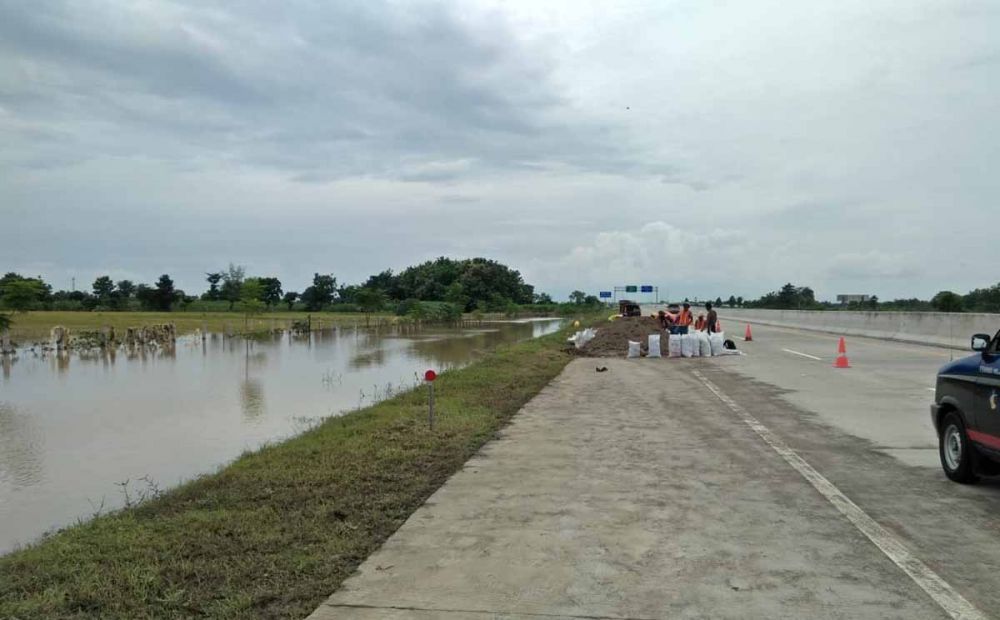 Pengelola Jalan Tol Madiun mulai memasang kantong pasir