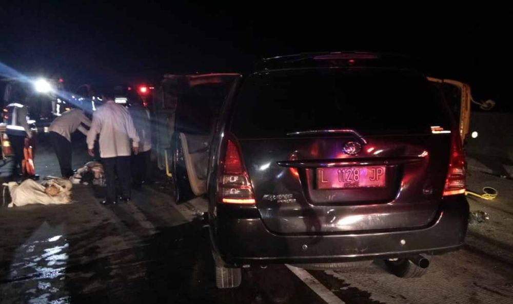 Mobil Innova yang menabrak truk terguling di Tol Nganjuk