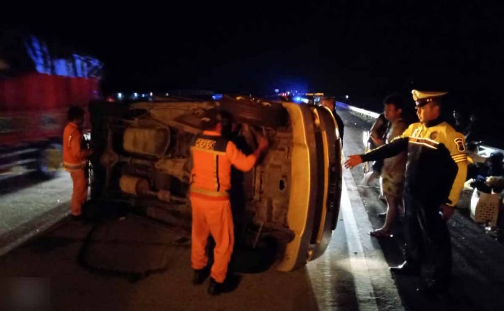 Mobil Suzuki APV terguling di Tol Nganjuk