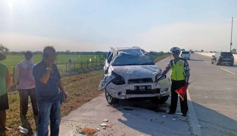 Mobil Toyota Rush ringsek setelah terperosok keluar jalur Tol Ngawi