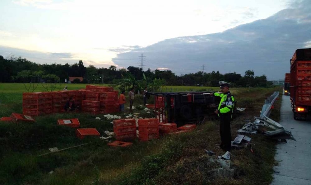 Truk bermuatan ayam terguling di Tol Ngawi
