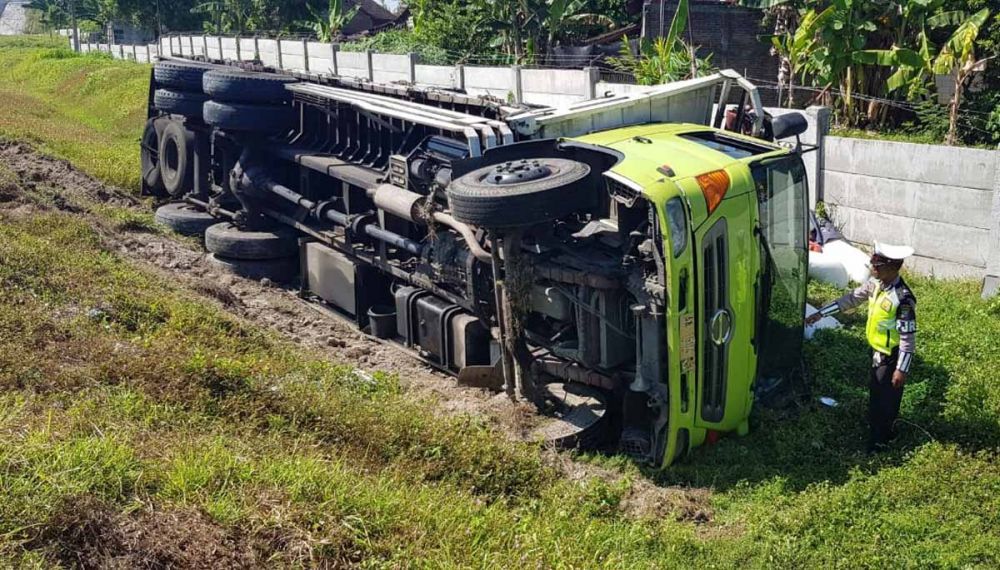 Truk bermuatan kedelai terguling di Tol Ngawi-Solo