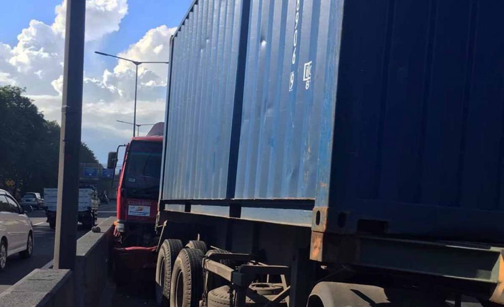 Rem Blong, Truk Tronton Seruduk Tiga Kendaraan di Tol Perak