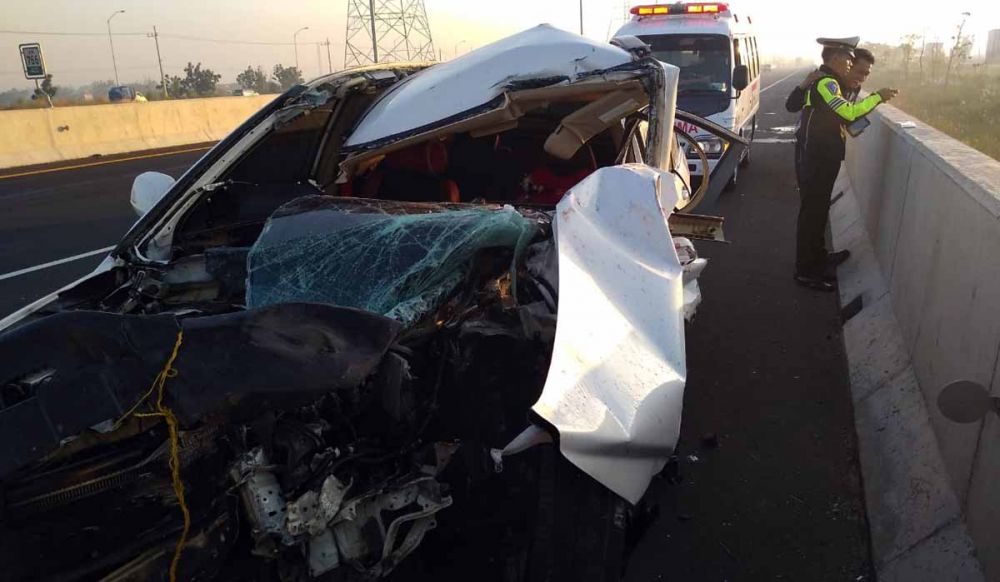 Mobil Honda CRV ringsek setelah menabrak pembatas Jalan Tol Sidoarjo