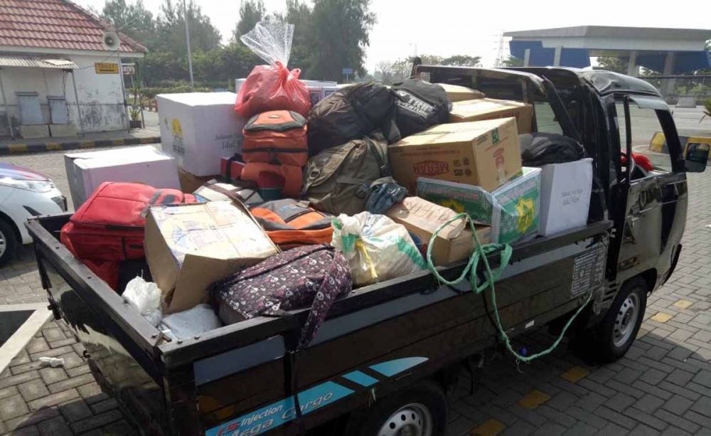 Pikap berisi barang-barang pemudik rusah setelah menabrak pembatas Jalan Tol Tandes, Surabaya