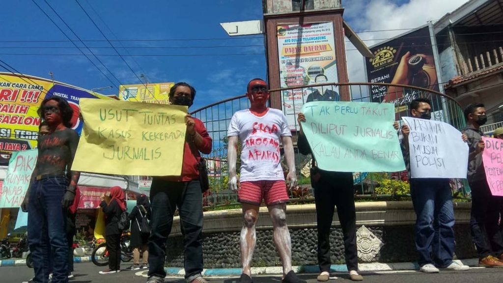 Aksi wartawan Tulungagung menuntut polisi menangkap pelaku kekerasan terhadap Jurnalis Tempo, Nurhadi