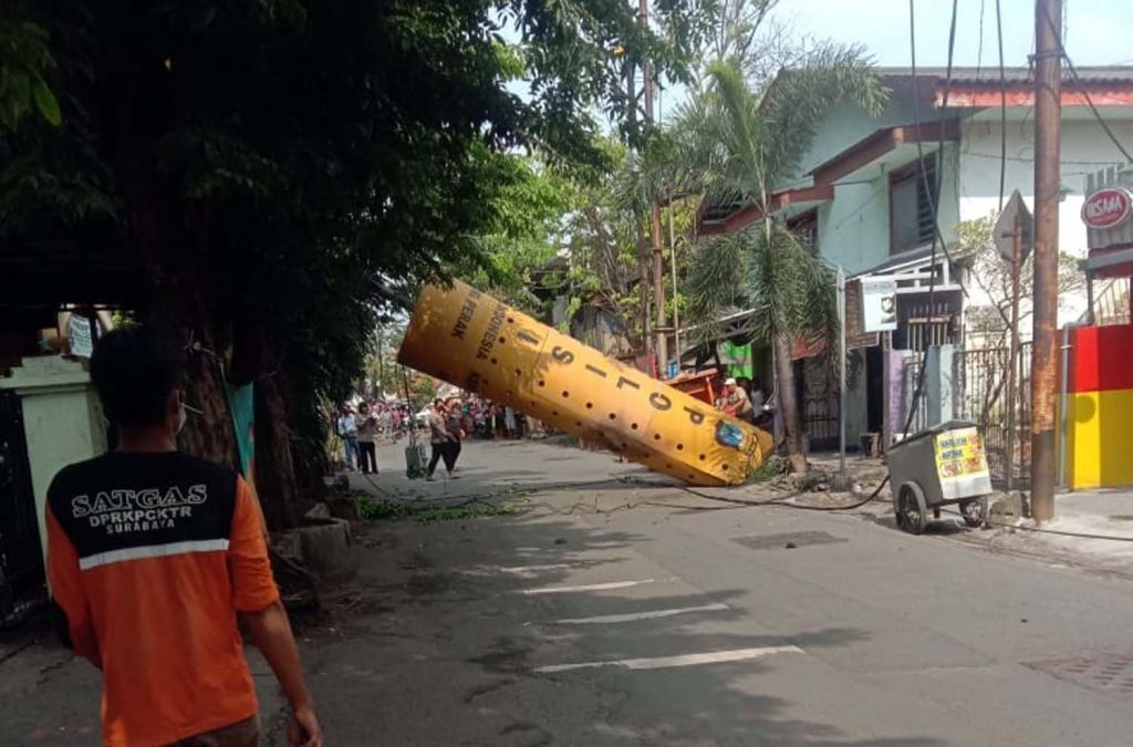 Tower bertuliskan polisi di Polsek Asemrowo, Surabaya roboh, sempat tutup jalan (istimewa)