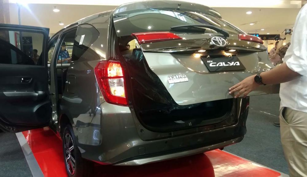 Peluncuran Toyota New Calya di Atrium PTC Surabaya
