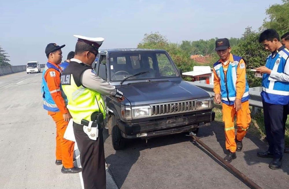 Toyota Kijang Terguling di Tol Sumo, Dua Orang Terluka
