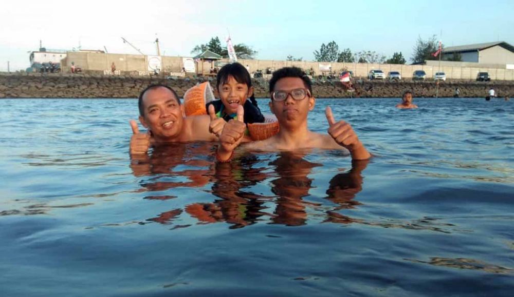 Ngabuburit dengan berendam di Laut Majengan Kota Probolinggo