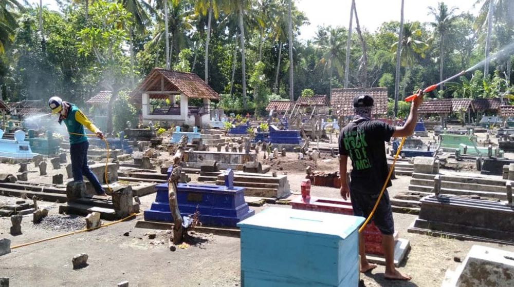 Makam di Banyuwangi Disemprot Disinfektan Sambut Tradisi Nyekar