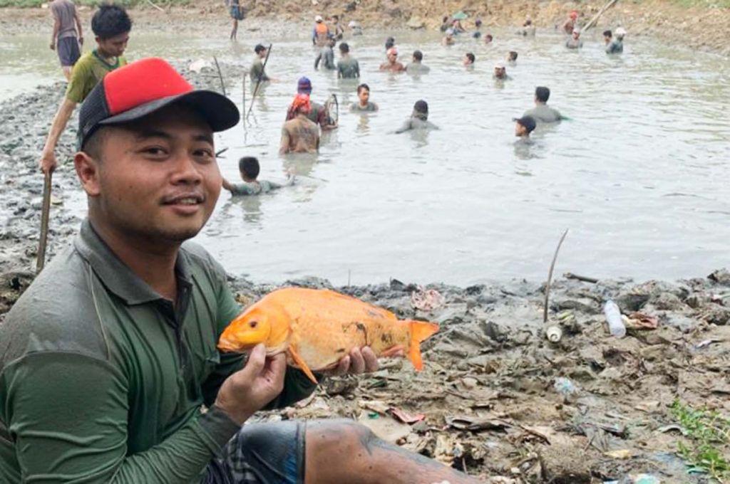 Warga Desa Gredek Kedungbanteng, Kecamatan Duduksampeyan, Kabupaten Gresik saat nyusuk di bendungan desa (Foto: Istimewa)