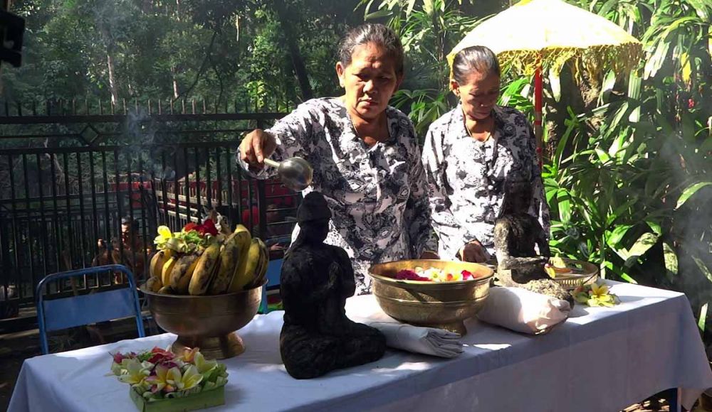 Warga melakukan ritual dalam Tradisi Ulur Ulur di Telaga Buret, Tulungagung 