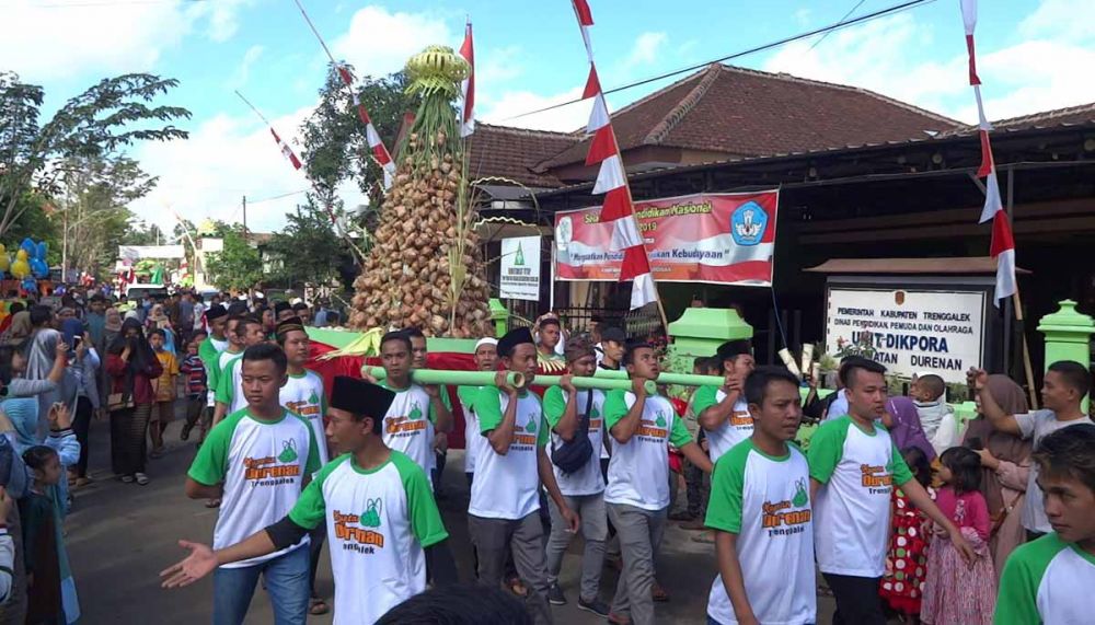 Warga di Kecamatan Durenan, Trenggalek mengarak gunungan ketupat setinggi 3 meter