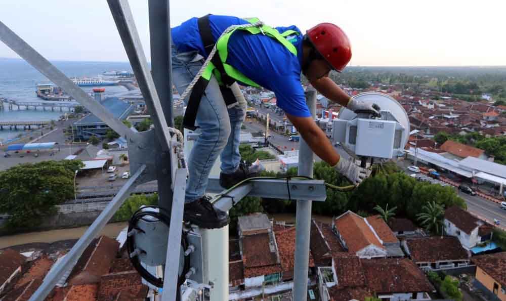 Petugas mengecek jaringan XL Axiata