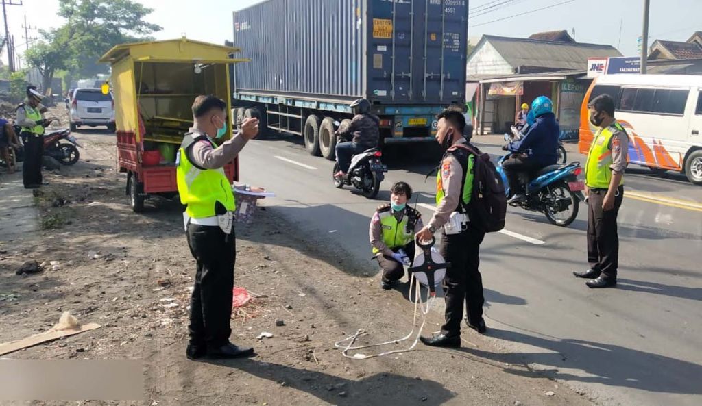 Kanit Laka Satlantas Polres Pasuruan, Iptu Marti dan anggotanya melakukan olah TKP