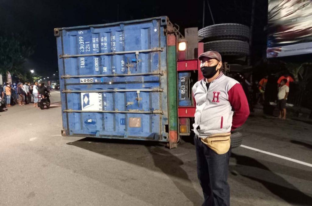 Truk trailer yang terguling dan timpa mobil serta motor di Surabaya