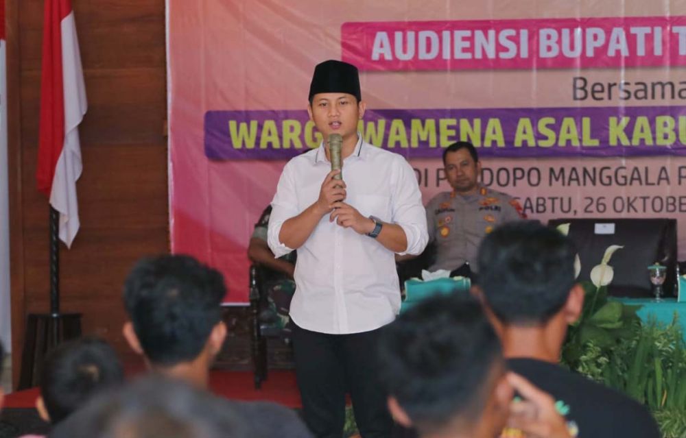Bupati Trenggalek Mochamad Nur Arifin memberikan trauma healing untuk warganya yang menjadi korban konflik sosial Wamena