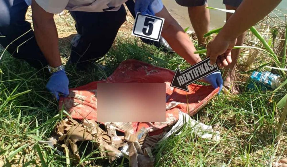 Petugas melakukan identifikasi mayat bayi yang ditemukan di ladang Bukit Ngrungki, Trenggalek