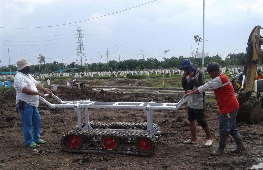 Troli peti jenazah korban Covid-19 karya UK Petra Surabaya disumbangkan kepada petugas pemakaman TPU Keputih