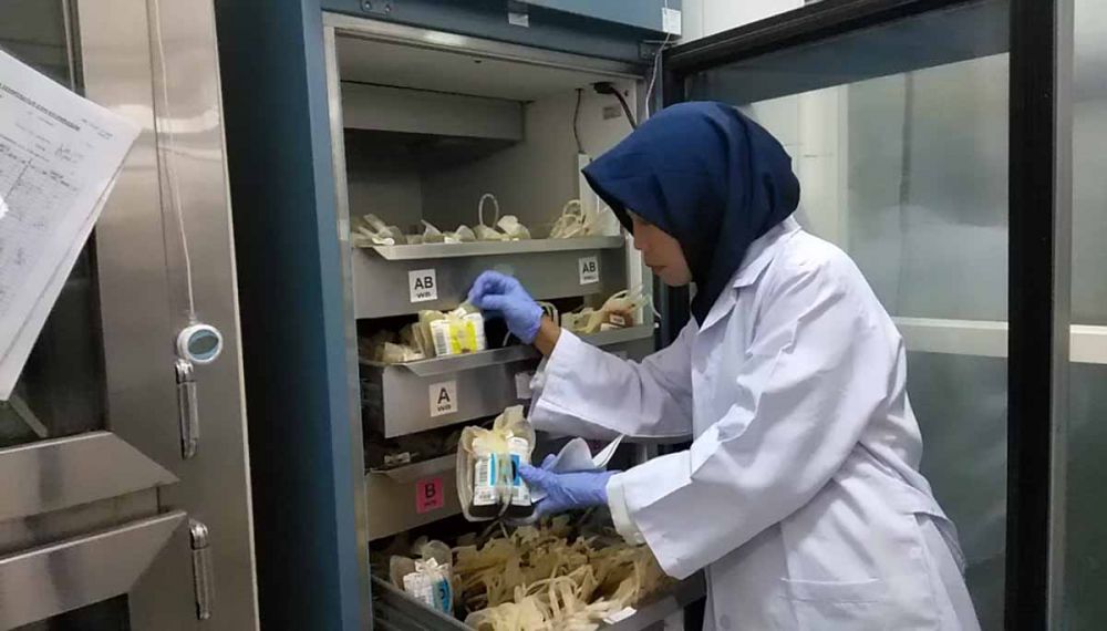 Petugas PMI Ponorogo menunjukkan stok trombosit yang mereka produksi