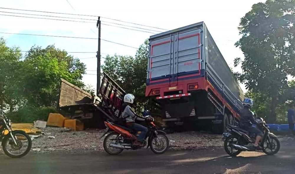 Tronton Seruduk Truk Parkir di Gresik, Satu Orang Meninggal