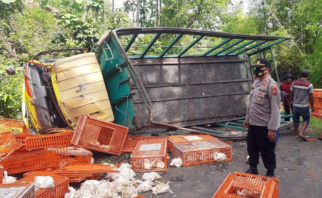 Truk terguling di Ponorogo