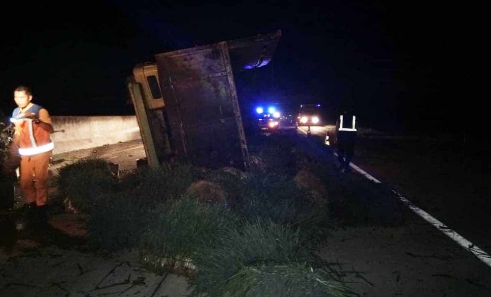 Truk Terguling di Tol Madiun, Muatan Daun Bawang Tumpah ke Jalan