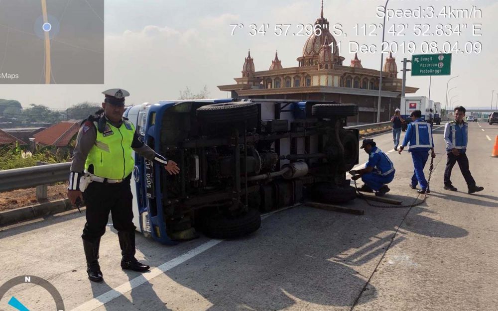 Truk boks bermuatan es krim terguling di Tol Gempol-Pandaan