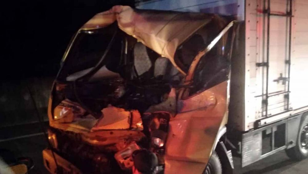 Truk boks ringsek setelah menabrak kendaraan tak dikenal di Tol Mojokerto