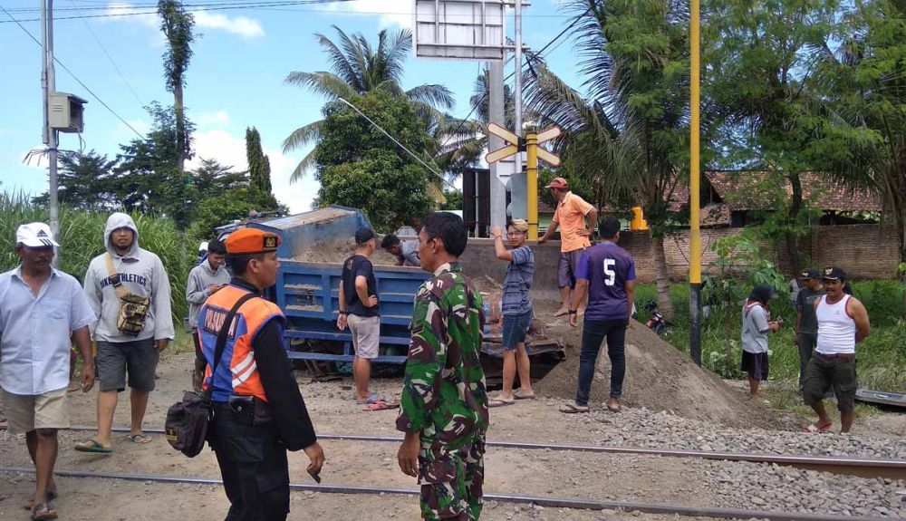 Proses evakuasi truk bermuatan pasir yang dihantam kereta api di Tulungagung